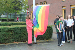 Marjolein Moorman hijst regenboogvlag op het Calandlyceum