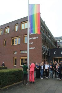 https://amsterdam.pvda.nl/nieuws/marjolein-moorman-hijst-regenboogvlag-op-het-calandlyceum/